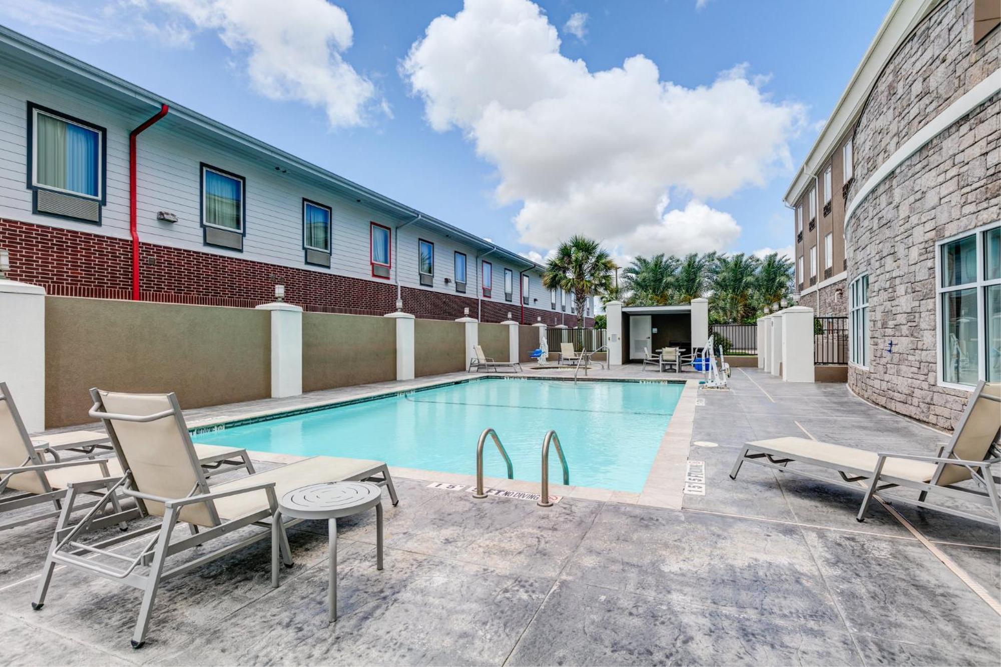 Holiday Inn Express Hotel & Suites Clute-Lake Jackson By Ihg Екстериор снимка